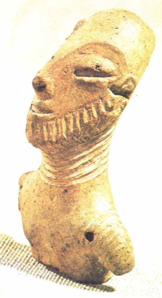 Reperto archeologico: testa di uomo con la testa pelata e una colta barba